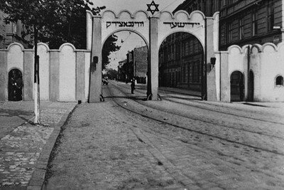 Brama I getta krakowskiego, rok 1941. Wejście z Rynku Podgórskiego na ul. Limanowskiego (fot. Domena publiczna)
