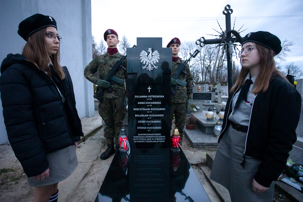 Uroczystości upamiętniające rodziny Kucharskich i Książków zamordowane przez niemiecką ekspedycję karną za pomoc Żydom – Kozłów, 23 marca 2023. Fot. Sławek Kasper (IPN)