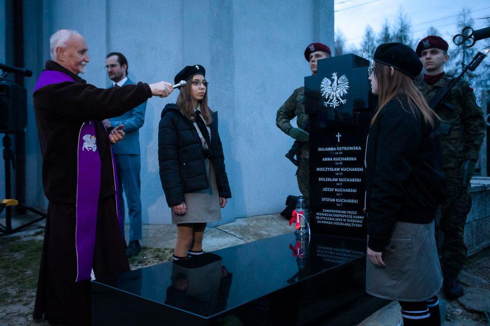 Uroczystości upamiętniające rodziny Kucharskich i Książków zamordowane przez niemiecką ekspedycję karną za pomoc Żydom – Kozłów, 23 marca 2023. Fot. Sławek Kasper (IPN)