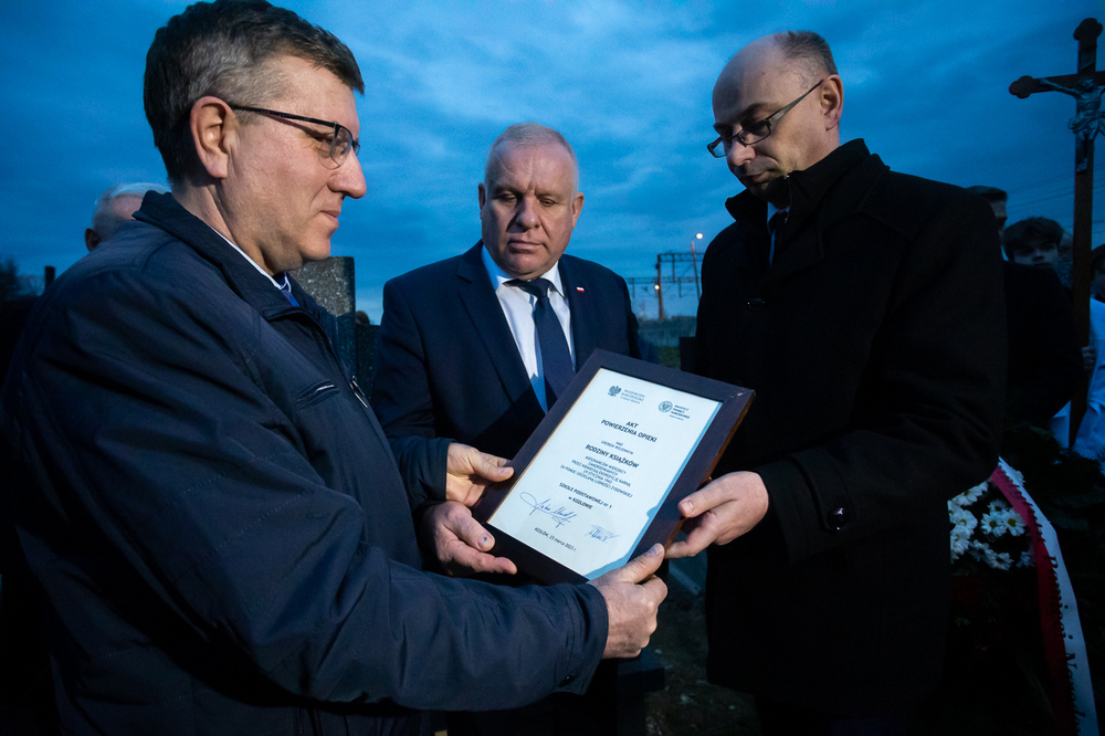 Uroczystości upamiętniające rodziny Kucharskich i Książków zamordowane przez niemiecką ekspedycję karną za pomoc Żydom – Kozłów, 23 marca 2023. Fot. Sławek Kasper (IPN)