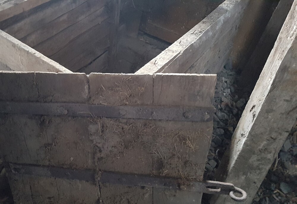 Wejście do kryjówki imitujące skrzynię. Fot. Tomasz Sikorski