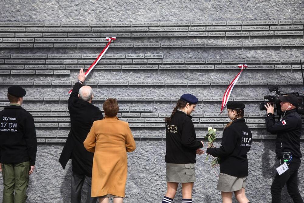 Przedstawiciele rodzin odsłonili pięć kolejnych tabliczek poświęconych pamięci osób ratujących Żydów – Markowa, 24 marca 2023. Fot. Sławek Kasper (IPN)