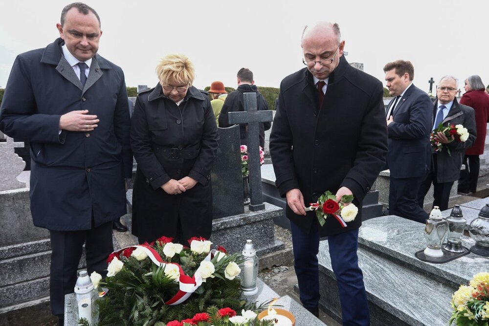 Na grobach mieszkańców Markowej, którzy pomagali Żydom w czasie okupacji niemieckiej, złożono kwiaty – Markowa, 24 marca 2023. Fot. Sławek Kasper (IPN)