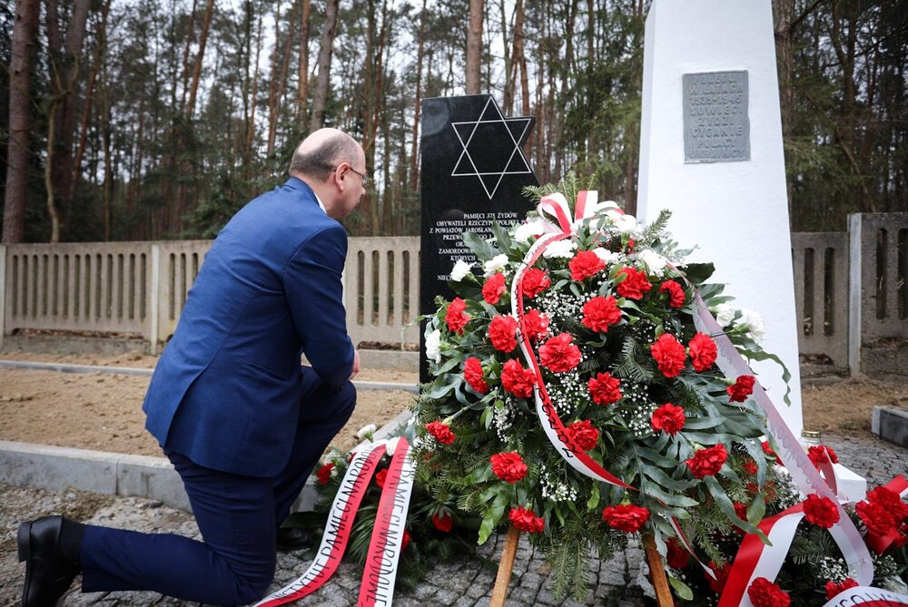 Dr Mateusz Szpytma złożył kwiaty w miejscu spoczynku Gołdy Grünfeld i Lei Didner z dzieckiem oraz pięciu mężczyzn o nazwisku Goldman, Żydów zamordowanych przez Niemców wraz z ukrywającą ich rodziną Ulmów – Jagiełła, 24 marca 2023. Fot. Sławek Kasper (IPN)