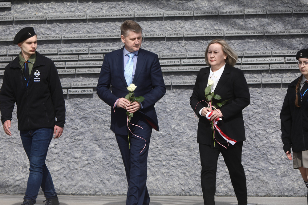 Przedstawiciele rodzin odsłonili pięć kolejnych tabliczek poświęconych pamięci osób ratujących Żydów – Markowa, 24 marca 2023. Fot. Sławek Kasper (IPN)