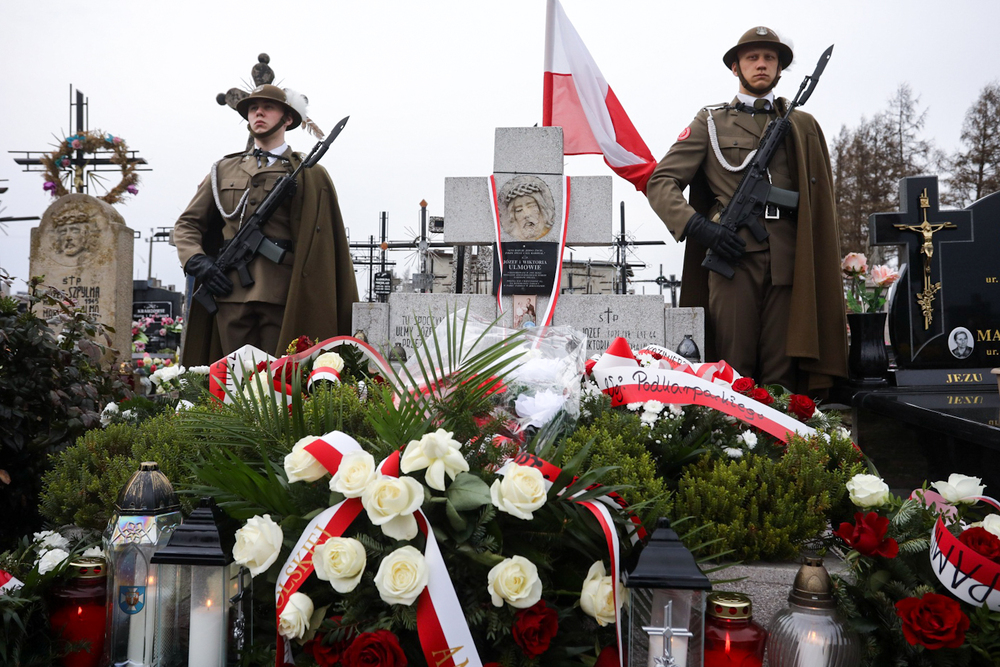Grób rodziny Ulmów na cmentarzu w Markowej – 24 marca 2023. Fot. Sławek Kasper (IPN)