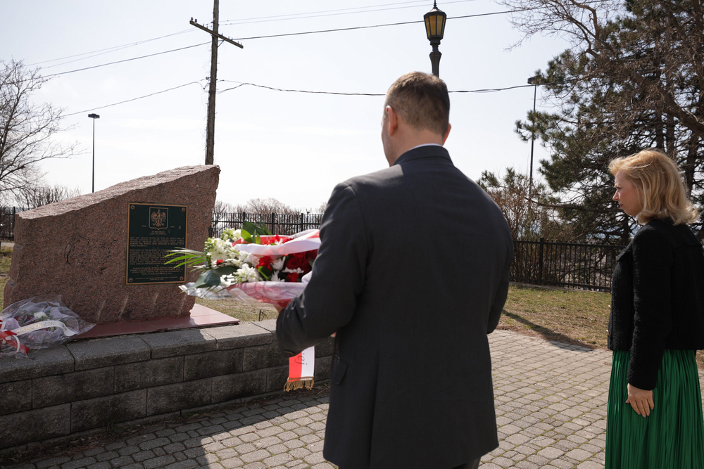 Złożenie kwiatów pod tablicą pamięci Polaków deportowanych na Syberię – Toronto, 28 marca 2023. Fot. Mikołaj Bujak (IPN)
