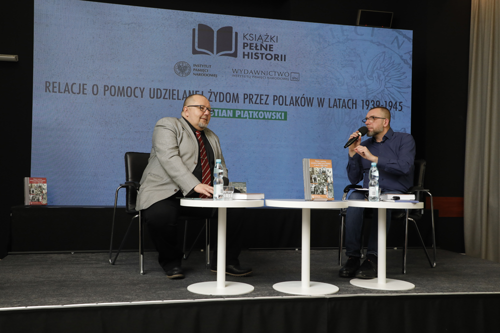 Rozmowa Rafała Dudkiewicza z dr. hab. Sebastianem Piątkowskim o książce „Relacje o pomocy udzielanej Żydom przez Polaków w latach 1939-1945”. Tom 6: „Białostocczyzna, Nowogródczyzna, Polesie, Wileńszczyzna” – 29 marca 2023. Fot. Piotr Życieński (IPN)