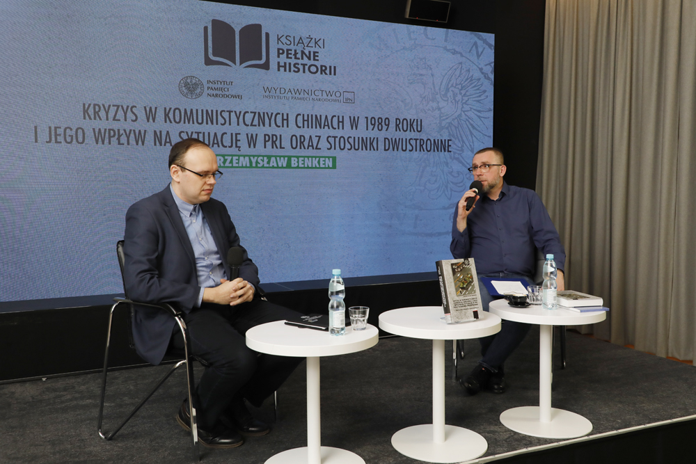 Rozmowa Rafała Dudkiewicza z dr. Przemysławem Benkenem o książce „Kryzys w komunistycznych Chinach w 1989 roku i jego wpływ na sytuację w PRL oraz stosunki dwustronne. Przyczyny, przebieg, konsekwencje” – 29 marca 2023. Fot. Piotr Życieński (IPN)
