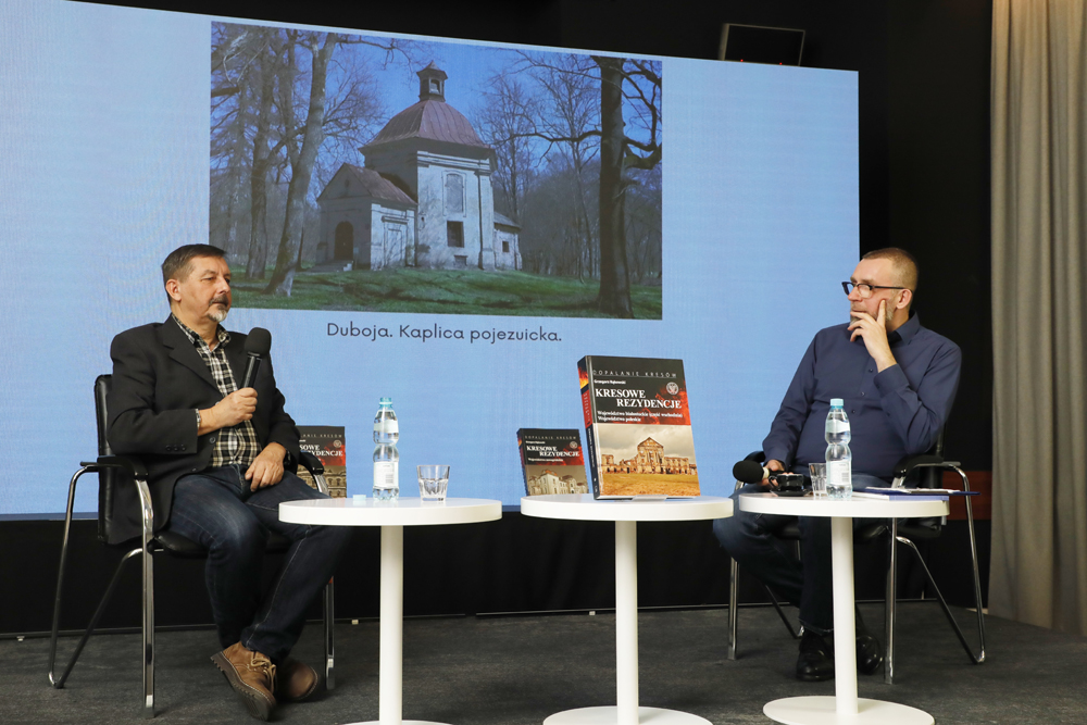 Rozmowa Rafała Dudkiewicza z dr. Grzegorzem Rąkowskim o książce „Kresowe rezydencje. Tom 3: Województwo białostockie (część wschodnia) i woj. poleskie” – 29 marca 2023. Fot. Piotr Życieński (IPN)