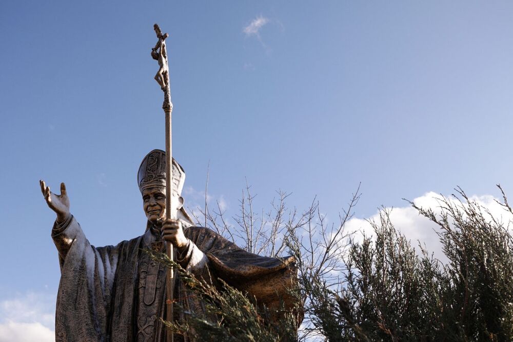 Pomnik św. Jana Pawła II w Mississaudze –  29 marca 2023. Fot. Mikołaj Bujak (IPN)