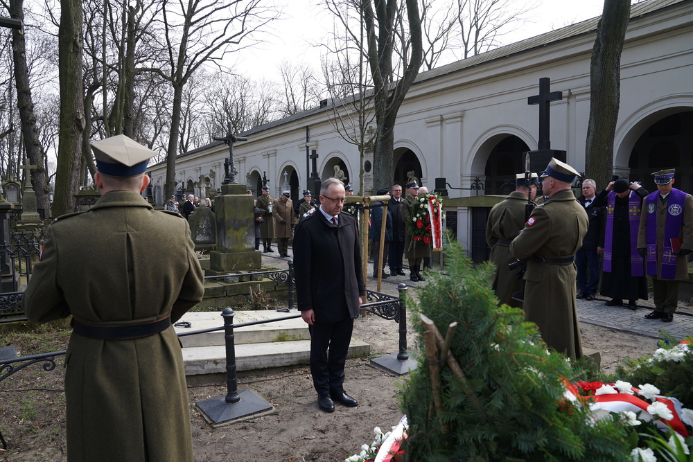 Dr hab. Karol Polejowski, zastępca prezesa IPN. Uroczystość przy grobie Aleksandry Piłsudskiej – Warszawa, 30 marca 2023. Fot. Łukasz Figurowski (UDSKIOR)