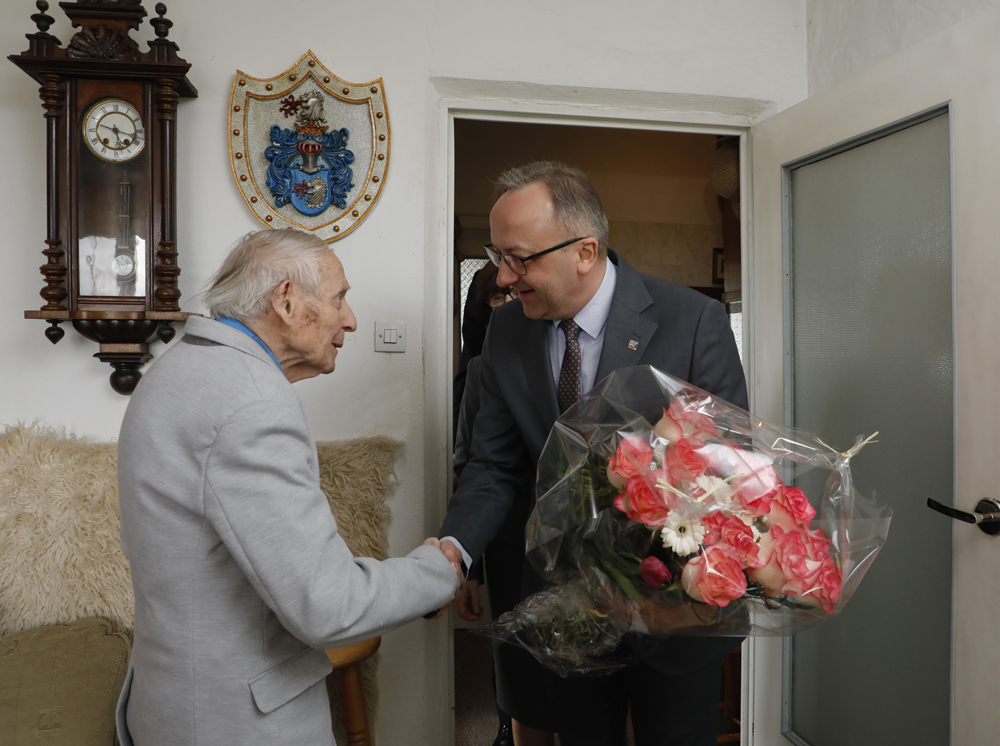 Wizyta dr hab. Karola Polejowskiego u Zdzisława Życieńskiego – żołnierza NSZ i AK, powstańca warszawskiego z okazji jego setnych urodzin – Warszawa, 31 marca 2023. Fot. Piotr Życieński (IPN)