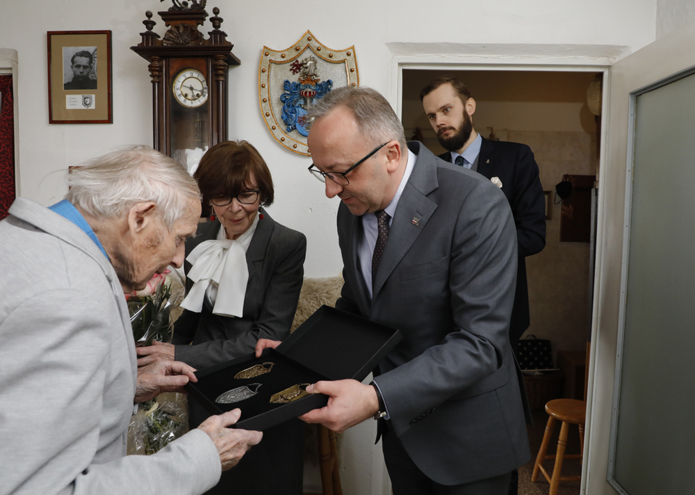 Wizyta dr hab. Karola Polejowskiego u Zdzisława Życieńskiego – żołnierza NSZ i AK, powstańca warszawskiego z okazji jego setnych urodzin – Warszawa, 31 marca 2023. Fot. Piotr Życieński (IPN)