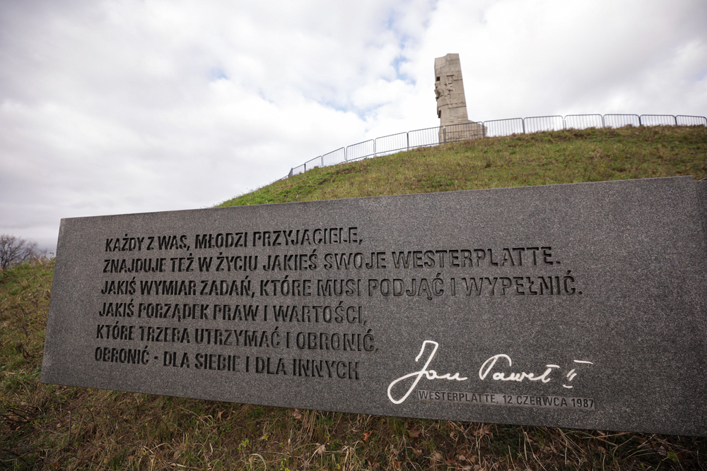 Tablica na Westerplatte ze słowami Jana Pawła II – Gdańsk, 2 kwietnia 2023. Fot. Mikołaj Bujak (IPN)
