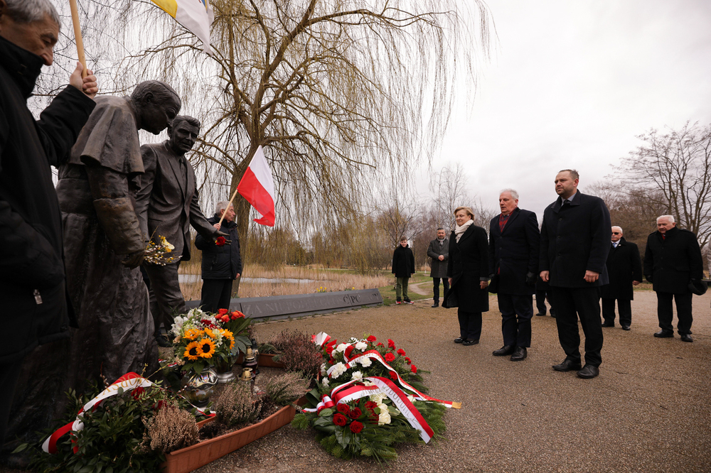 Złożenie kwiatów przed pomnikiem Jana Pawła II i Ronalda Reagana – Gdańsk, 2 kwietnia 2023. Fot. Mikołaj Bujak (IPN)