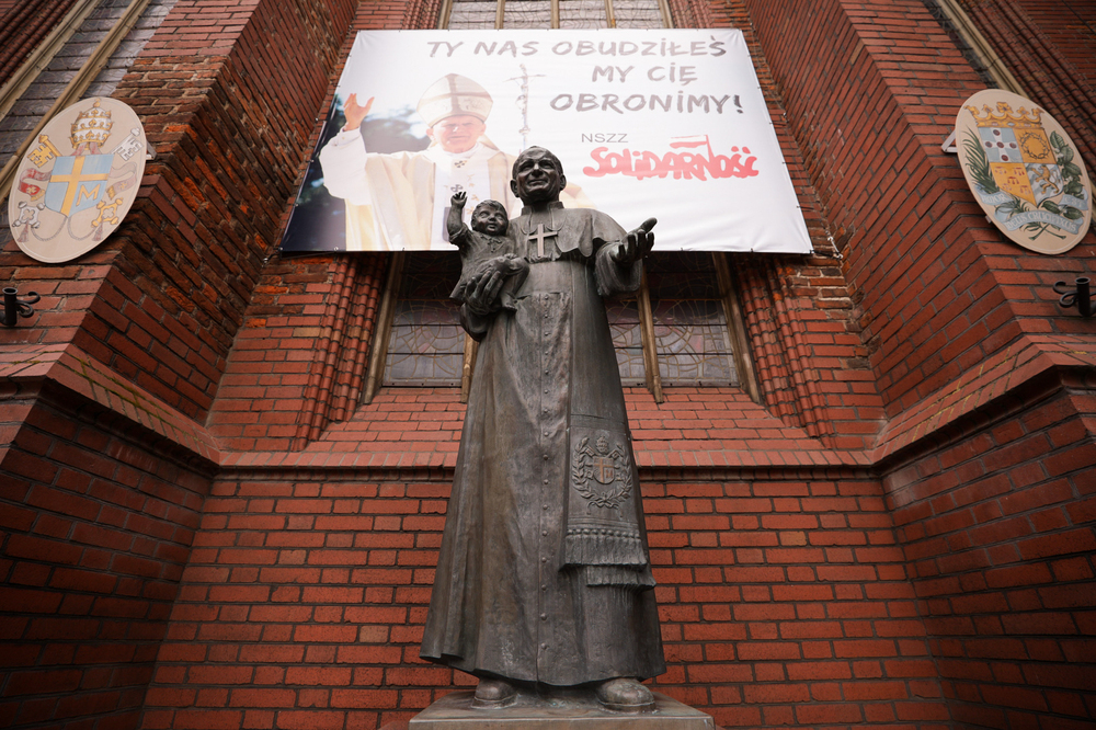 Pomnik Jana Pawła II przed kościołem św. Brygidy – Gdańsk, 2 kwietnia 2023. Fot. Mikołaj Bujak (IPN)