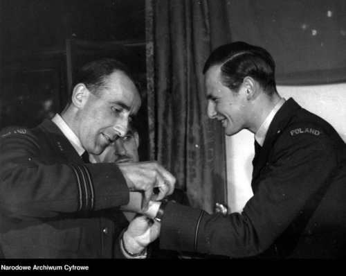 Władysław Śliwiński (z prawej) otrzymuje pamiątkowy zegarek z okazji zestrzelenia 200 samolotu przez Dywizjon 303, 6 IX 1943 r. (fot. NAC)