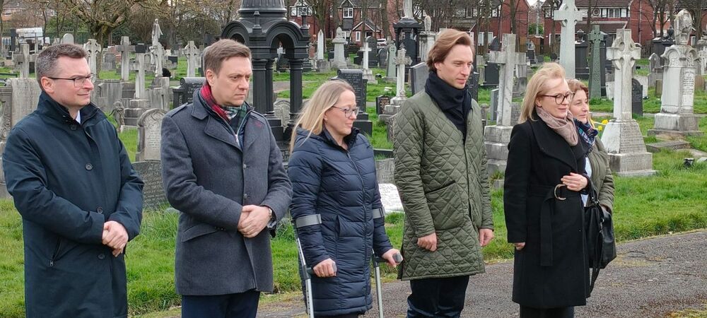 Przy grobach polskich lotników na Layton Cemetery w Blackpool. Fot. Maciej Serocki