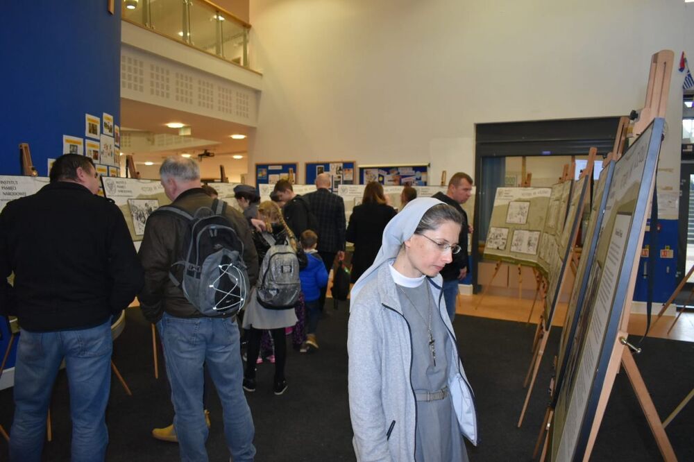 Wystawa „Dzieje 2 Korpusu … inaczej! Karykatury Mieczysława Kuczyńskiego” w Polskiej Szkole Sobotniej im. Adama Mickiewicza w Blackburn. Fot. Maciej Serocki