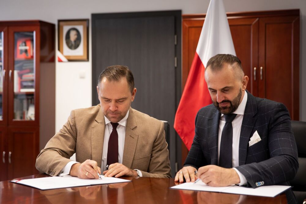 Dr Karol Nawrocki, prezes IPN oraz płk Konrad Korpowski, dyrektor RCB podczas podpisania porozumienia w sprawie współdziałania pomiędzy IPN a RCB – Warszawa, 5 kwietnia 2023. Fot: Mikołaj Bujak (IPN)