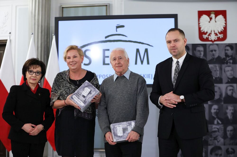 Marszałek Sejmu Elżbieta Witek i prezes IPN dr Karo Nawrocki z przedstawicielami rodzin ofiar zbrodni katyńskiej. Ogólnopolska konferencja naukowa „Kapelani Katyńscy” – Warszawa, 12 kwietnia 2023. Fot. Mikołaj Bujak (IPN)