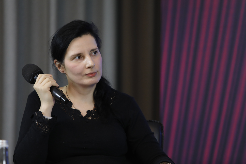 Dr Alicja Gontarek podczas dyskusji „Powstanie w getcie w kontekście międzynarodowym” z cyklu „Historia zza kulis” – Warszawa, 11 kwietnia 2023. Fot. Piotr Życieński (IPN)