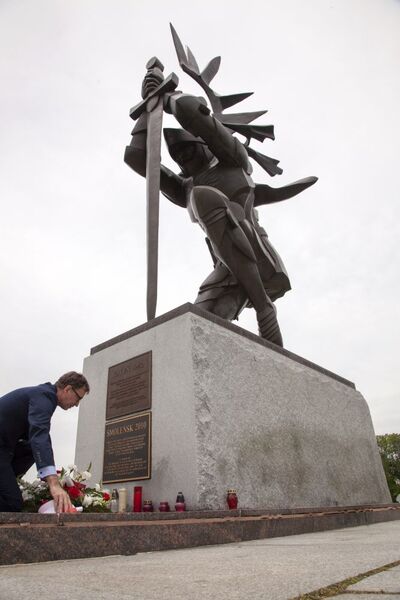 Pomnik Mściciela autorstwa Andrzeja Pityńskiego, poświęcony ofiarom zbrodni katyńskiej