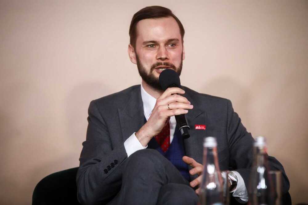 Adam Lewandowski podczas panelu dyskusyjnego „Sztafeta pokoleń - przekazywanie pamięci i formacja kolejnych generacji Polaków przez organizacje społeczne” – Warszawa, 15 kwietnia 2023. Fot. Sławek Kasper (IPN)