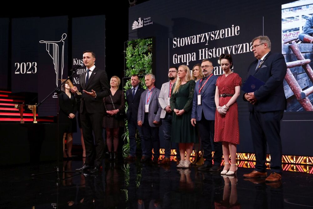 Uroczyste wręczenie nagród „Kustosz Pamięci Narodowej” – Kongres Pamięci Narodowej, PGE Narodowy, 15 kwietnia 2023. Fot. Mikołaj Bujak (IPN)