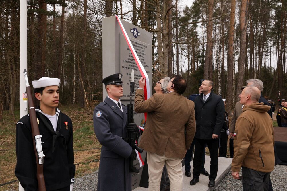 Uroczyste odsłonięcie pomnika ku czci amerykańskich lotników – Słuchowo, 17 kwietnia 2023. Fot. Mikołaj Bujak (IPN)