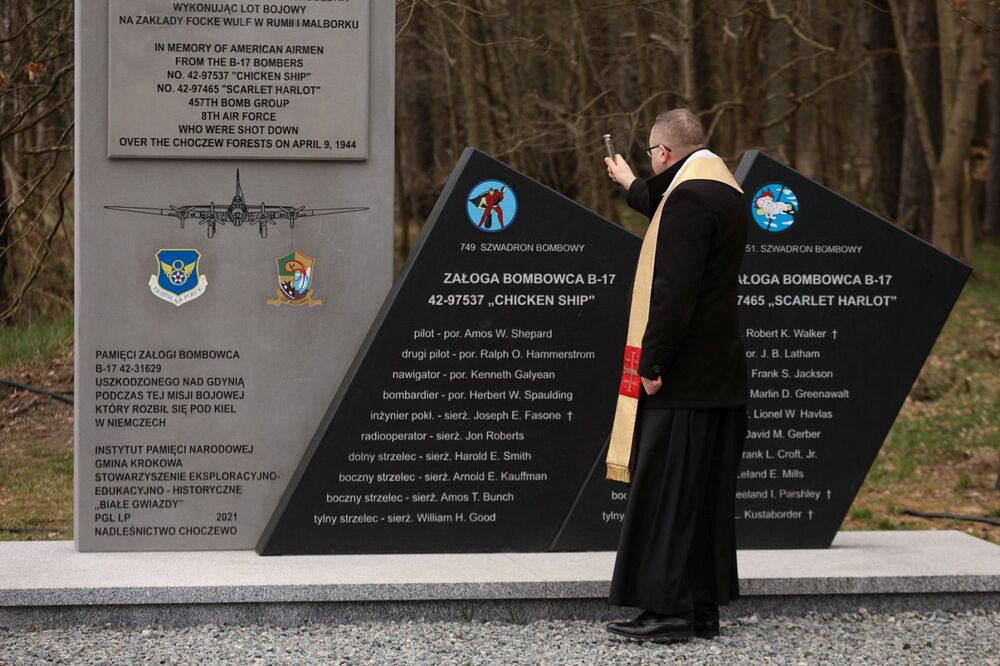 Uroczyste odsłonięcie pomnika ku czci amerykańskich lotników – Słuchowo, 17 kwietnia 2023. Fot. Mikołaj Bujak (IPN)