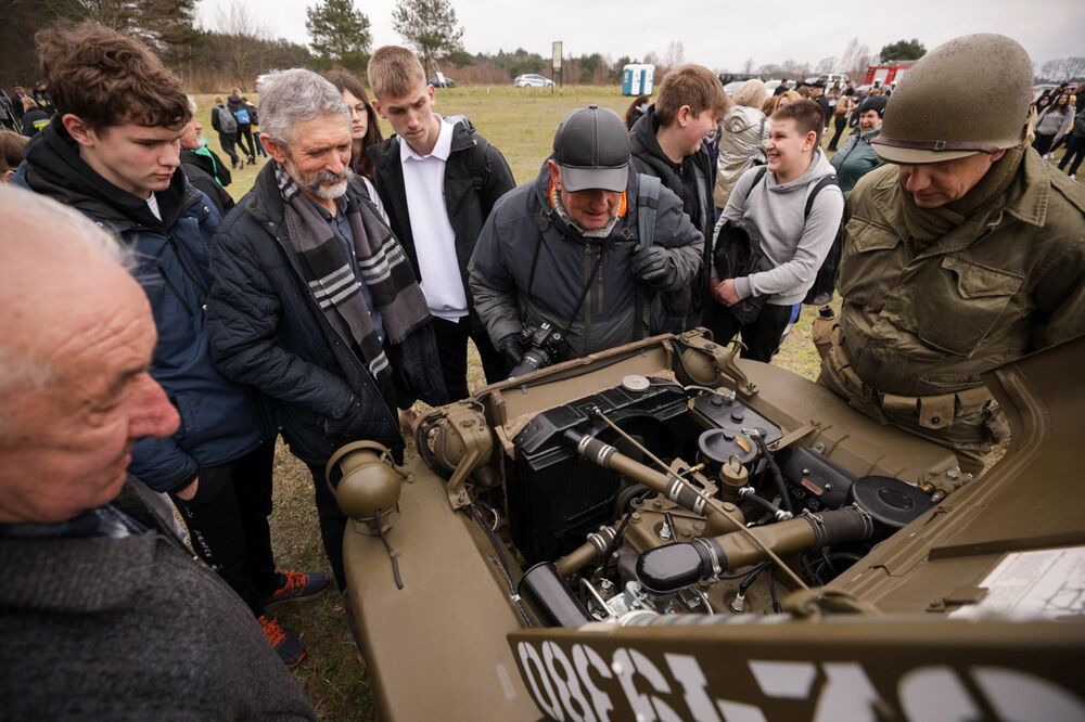 Uroczyste odsłonięcie pomnika ku czci amerykańskich lotników – Słuchowo, 17 kwietnia 2023. Fot. Mikołaj Bujak (IPN)