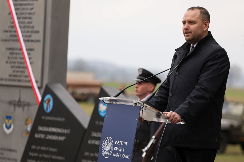 Prezes IPN dr Karol Nawrocki podczas uroczystego odsłonięcia pomnika ku czci amerykańskich lotników – Słuchowo, 17 kwietnia 2023. Fot. Mikołaj Bujak (IPN)