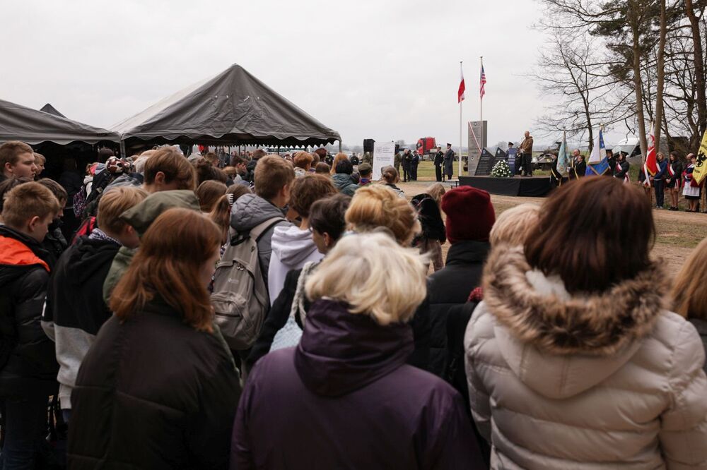 Uroczyste odsłonięcie pomnika ku czci amerykańskich lotników – Słuchowo, 17 kwietnia 2023. Fot. Mikołaj Bujak (IPN)