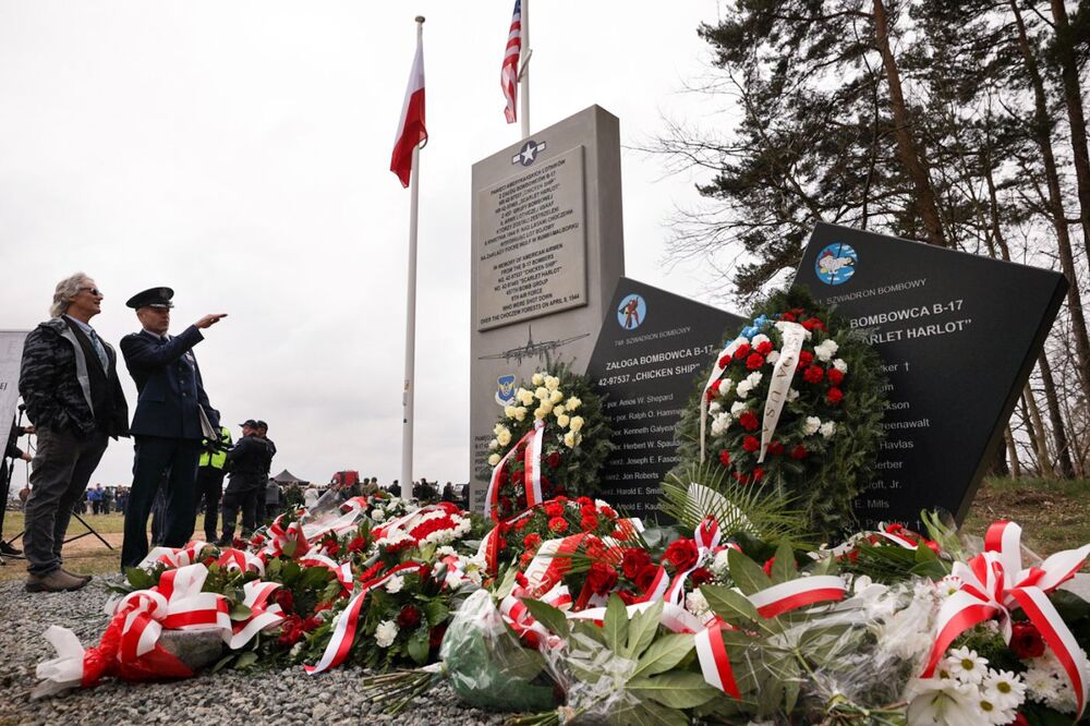 Uroczyste odsłonięcie pomnika ku czci amerykańskich lotników – Słuchowo, 17 kwietnia 2023. Fot. Mikołaj Bujak (IPN)