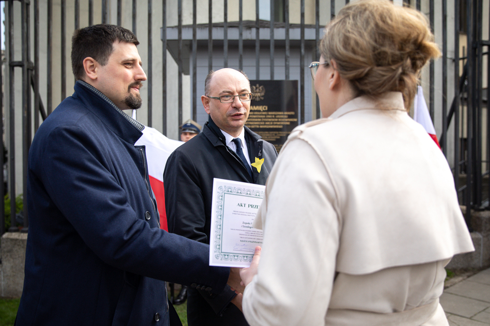 Odsłonięcie tablicy upamiętniającej żołnierzy Armii Krajowej, którzy udzielali pomocy powstańcom w getcie warszawskim – Warszawa, 18 kwietnia 2023. Fot. Sławomir Kasper (IPN)