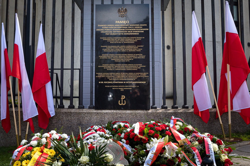 Odsłonięcie tablicy upamiętniającej żołnierzy Armii Krajowej, którzy udzielali pomocy powstańcom w getcie warszawskim – Warszawa, 18 kwietnia 2023. Fot. Sławomir Kasper (IPN)
