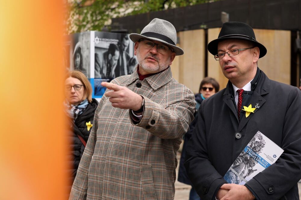 Dr hab. Grzegorz Berendt (L) i dr Mateusz Szpytma (P) podczas uroczystego otwarcia wystawy plenerowej IPN „Prosimy Cię, Boże, o walkę krwawą…” – Warszawa, 19 kwietnia 2023. Fot. Mikołaj Bujak (IPN)