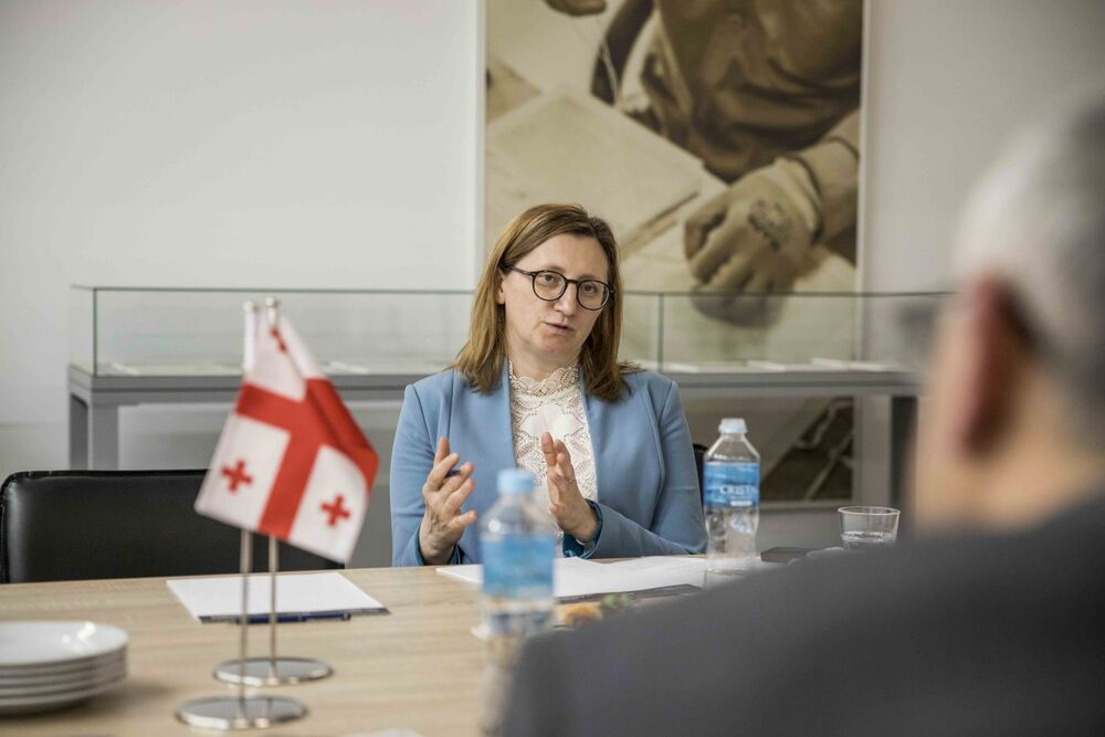 Przedstawiciele Archiwum Akademii Ministerstwa Spraw Wewnętrznych Gruzji w Archiwum IPN. Na zdj. Marzena Kruk, dyrektor Archiwum IPN – Warszawa, 18 kwietnia 2023. Fot. Katarzyna Adamów (IPN)