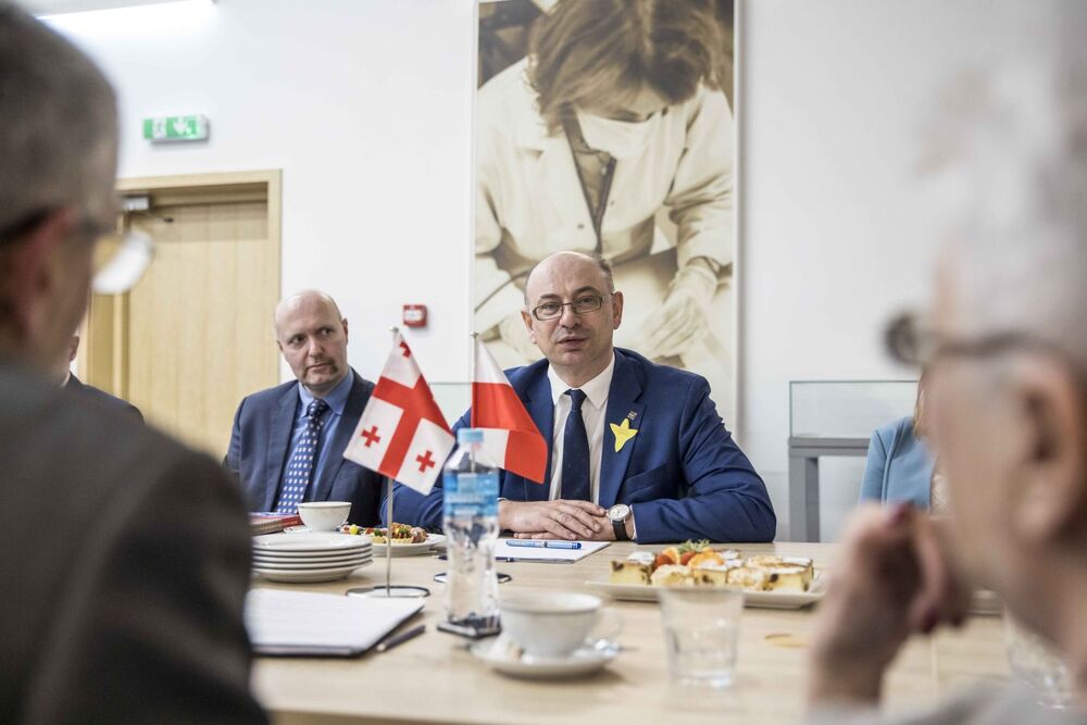 Przedstawiciele Archiwum Akademii Ministerstwa Spraw Wewnętrznych Gruzji w Archiwum IPN. Na zdj. dr Mateusz Szpytma, wiceprezes IPN – Warszawa, 18 kwietnia 2023. Fot. Katarzyna Adamów (IPN)