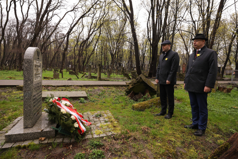 Prezes IPN dr Karol Nawrocki i jego zastępca dr Mateusz Szpytma przy symbolicznym grobie Pawła Frenkela na Cmentarzu Żydowskim – Warszawa, 19 kwietnia 2023. Fot. Mikołaj Bujak (IPN)