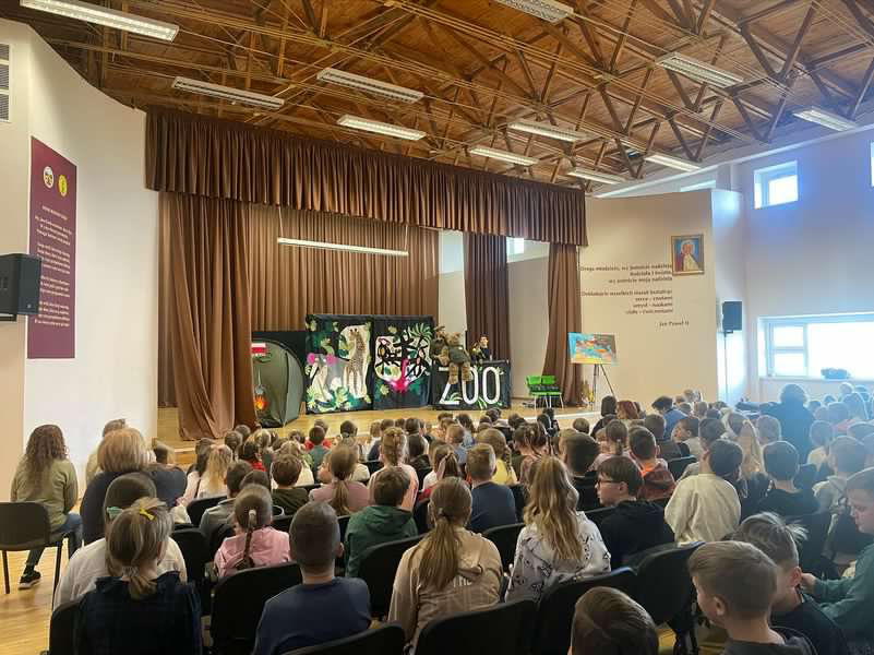 Spektakl „Historia Misia Wojtka” na Litwie. Progimnazjum im. Jana Pawła II w Wilnie – 17–19 kwietnia 2023. Fot. IPN