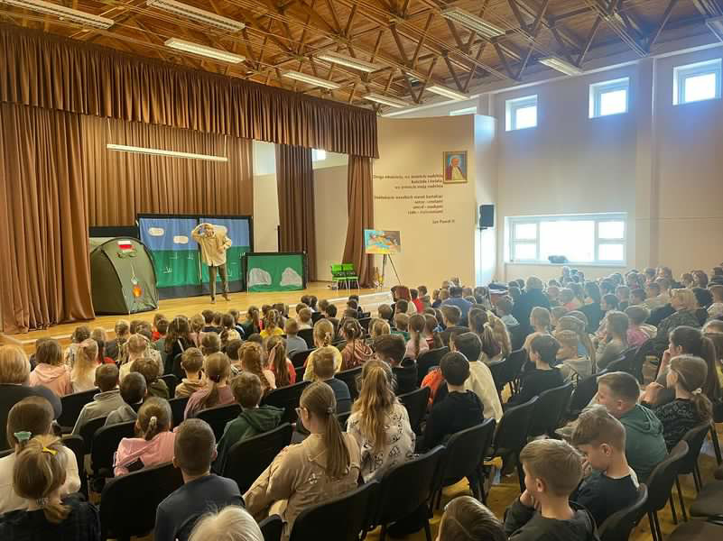 Spektakl „Historia Misia Wojtka” na Litwie. Progimnazjum im. Jana Pawła II w Wilnie – 17–19 kwietnia 2023. Fot. IPN