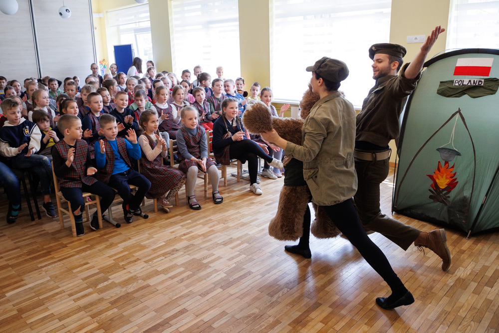 Spektakl „Historia Misia Wojtka” na Litwie. Przedszkole Zielone Wzgórze – 17–19 kwietnia 2023. Fot. Marian Paluszkiewicz