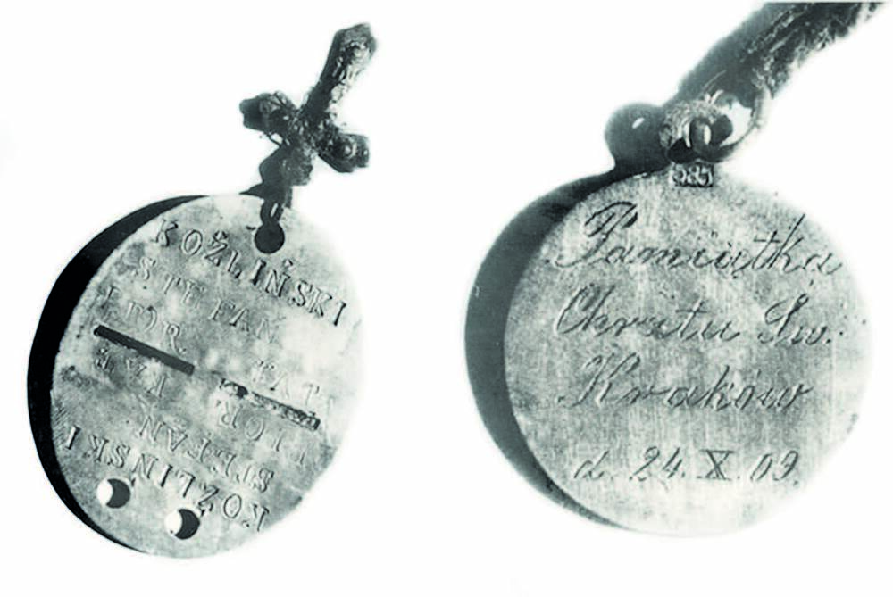 Nieśmiertelnik i pamiątka chrztu św. – przedmioty wydobyte z grobów katyńskich. Fot. AIPN