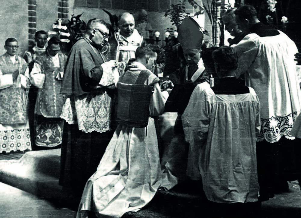 Ks. Jan Sikorski przyjmuje święcenia kapłańskie z rąk kard. Stefana Wyszyńskiego, 1958 r. Fot. Facebook