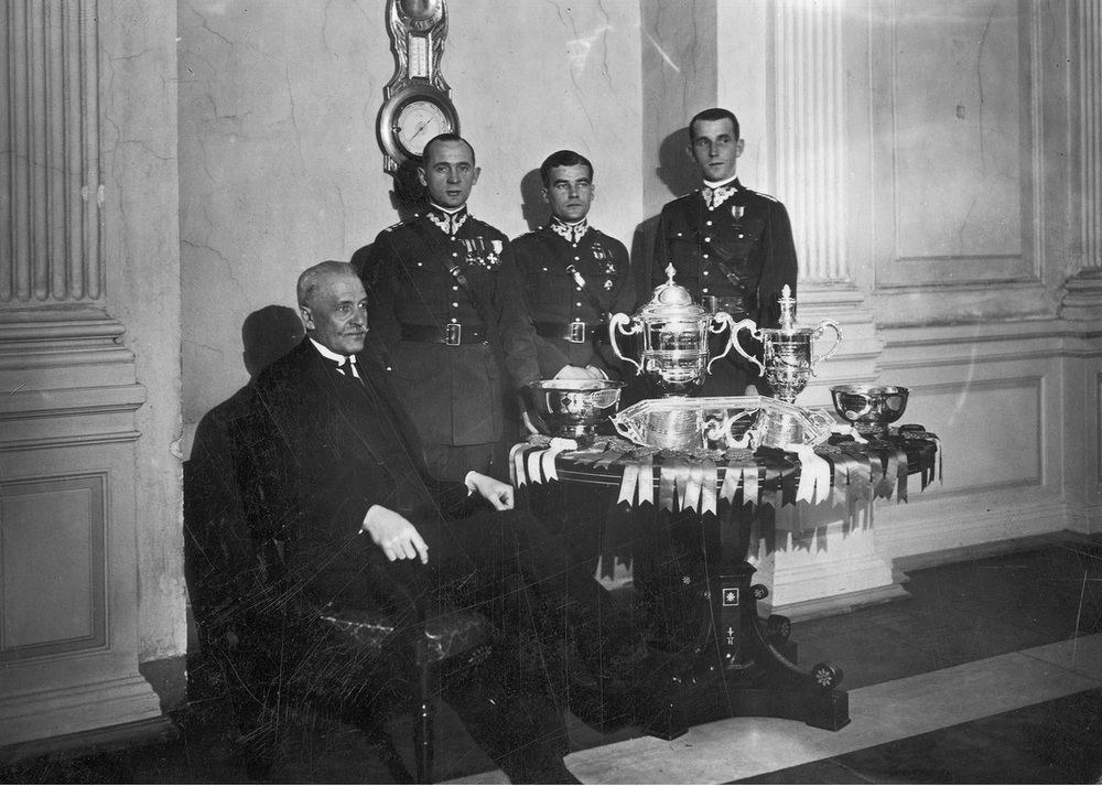 Polska ekipa na Międzynarodowe Zawody Hippiczne o Puchar Narodów w Nowym Jorku z wizytą u prezydenta Ignacego Mościckiego. Stoją od lewej: ppłk Karol Rómmel, rtm. Michał Woysym-Antoniewicz, por. Stefan Starnawski, 1927 r. Fot. ze zbiorów NAC