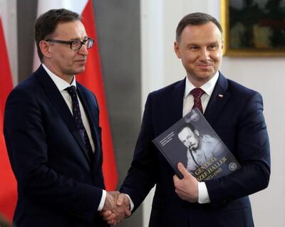 Prezes IPN Jarosław Szarek (L) wręczył prezydentowi Andrzejowi Dudzie (P) pierwszy egzemplarz książki o gen. Józefie Hallerze. Fot. PAP/T. Gzell