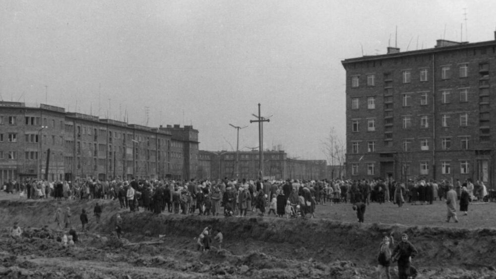 Ustawianie krzyża w miejscu budowy. Fot. z zasobu IPN